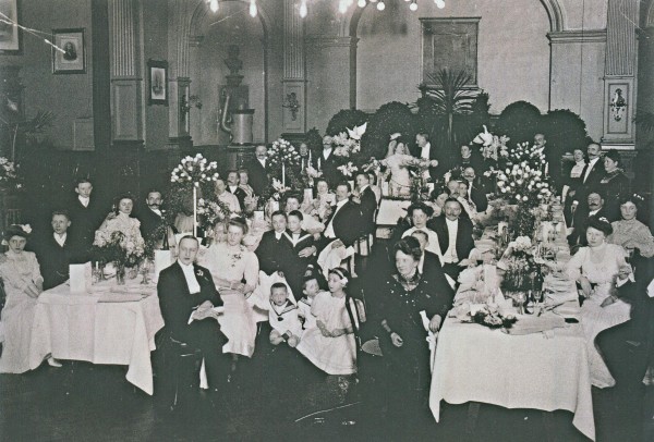 Hochzeit im Jahr 1906 im Tanzsaal Sander. 1908 wird aus dem Tanzsaal das Apollo mit 300 Pltzen. Foto: Familie ter Horst